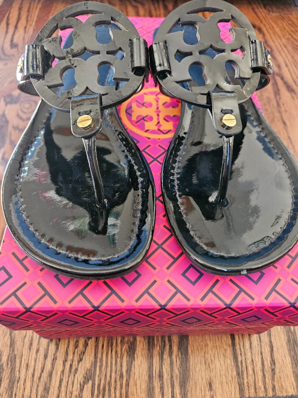 Tory Burch Miller Thong Sandal, Black Patent Size 8 - Picture 7 of 9